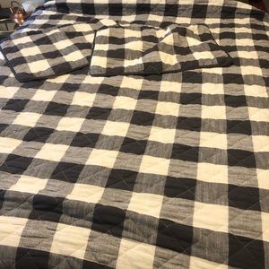 Bee and Willow QUEEN quilt and two pillow shams, barely used